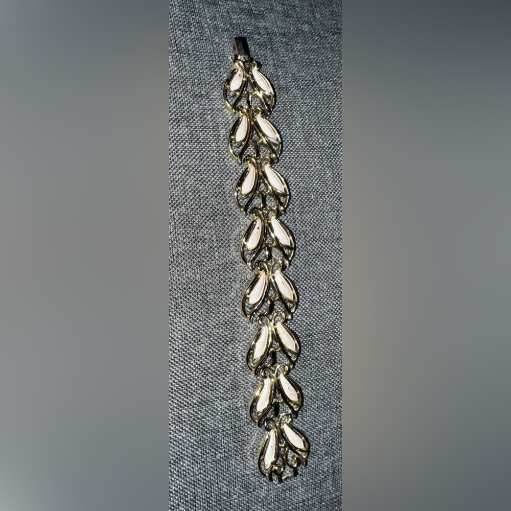 Sarah Coventry Vintage Gold and Cream Bracelet